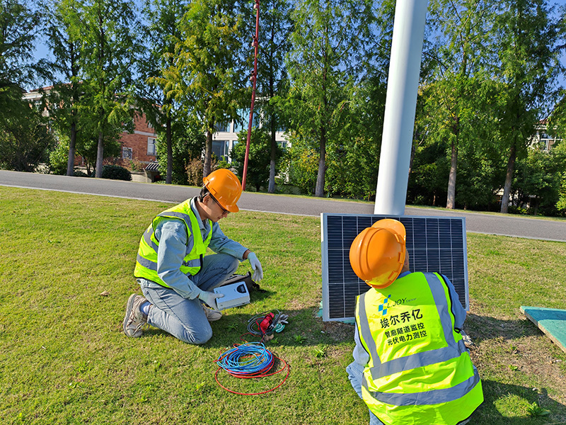 Small-Scale Solar Solutions: Powering Up with Efficiency and Affordability