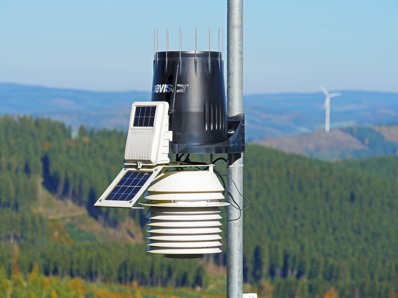 Title:白城太阳能水文监测中心 - Harnessing the Power of Solar Energy for Water Resource Management