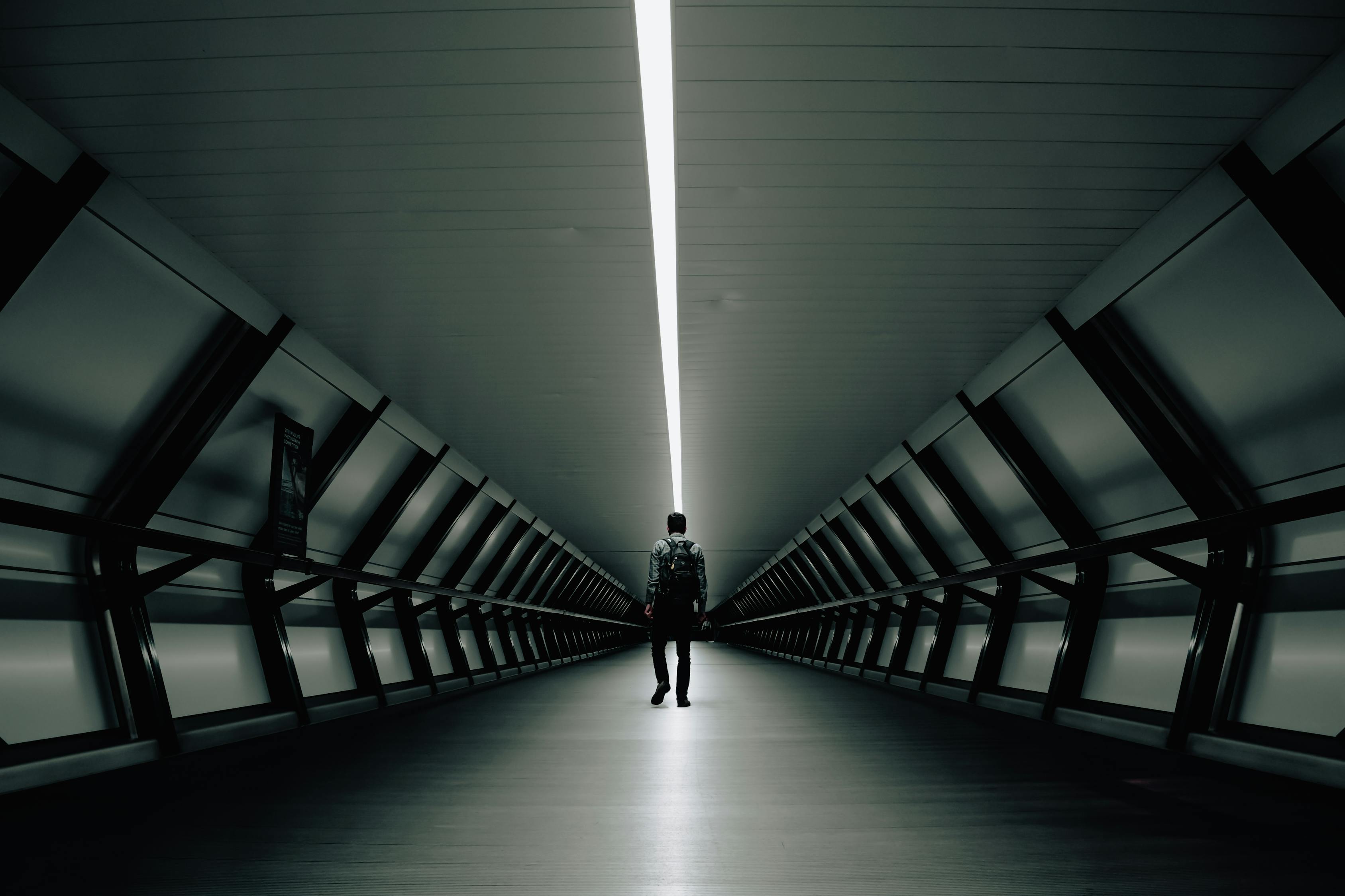 地铁隧道通信电缆图片高清， A Glimpse into the Subterranean World of Metro Communication Cables