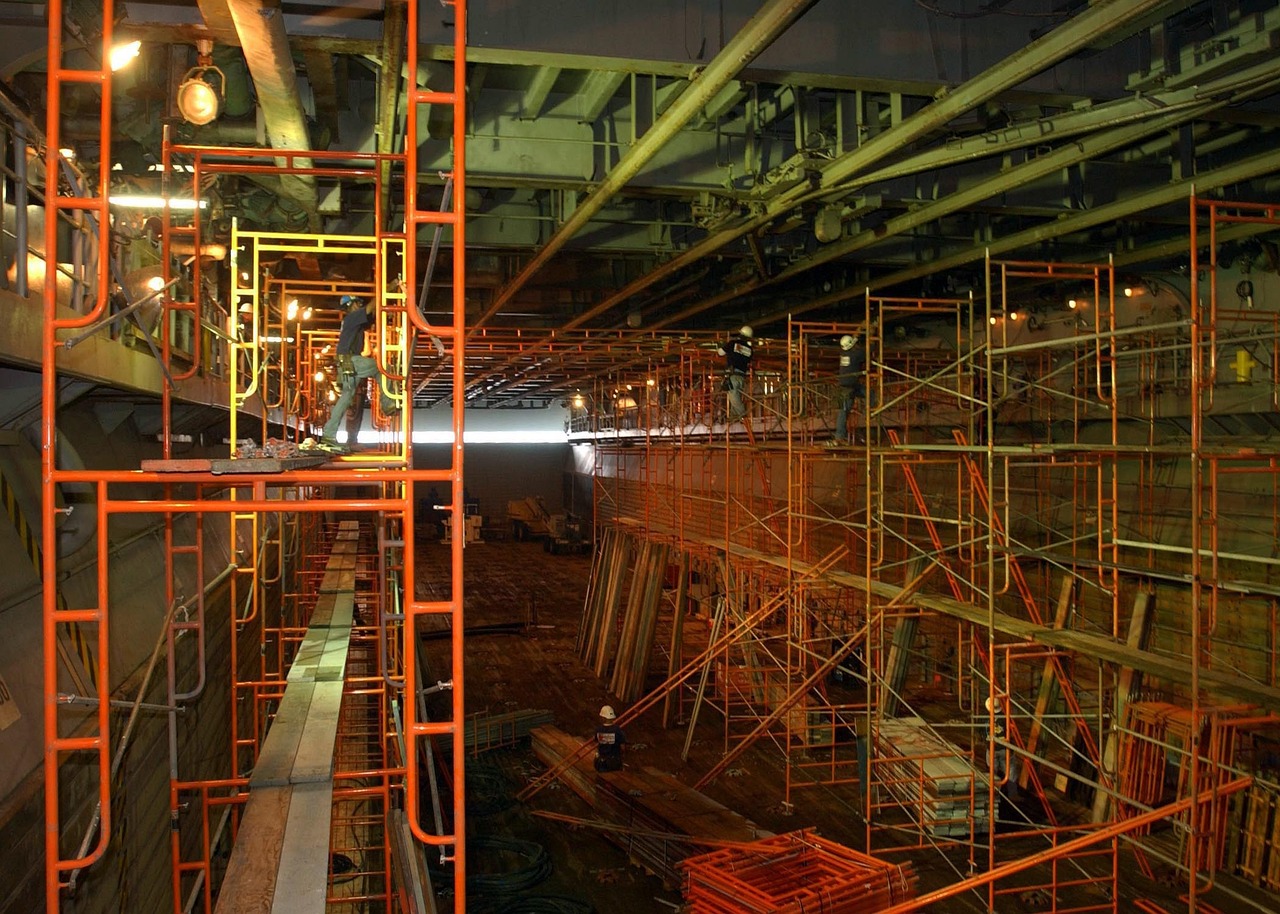 Title: 华南城通信井电缆支架及托板，提升城市基础设施的关键元素